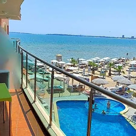 Marty's Beachfront Хотел 5*