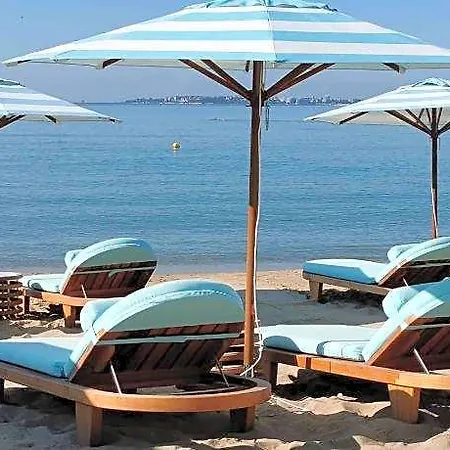 Marty's Beachfront Хотел 5*