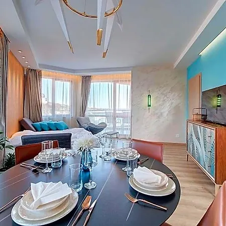 Marty's Beachfront Хотел 5*