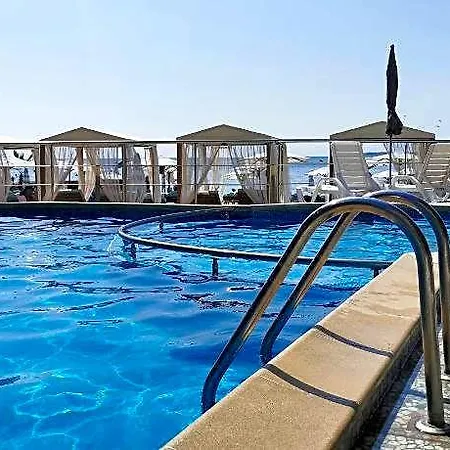 Marty's Beachfront Хотел 5*