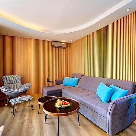 Marty's Beachfront Хотел 5*