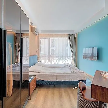 Marty's Beachfront Хотел 5*