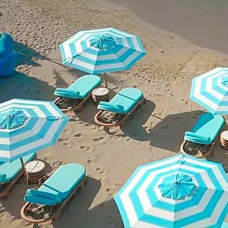 Marty's Beachfront Хотел