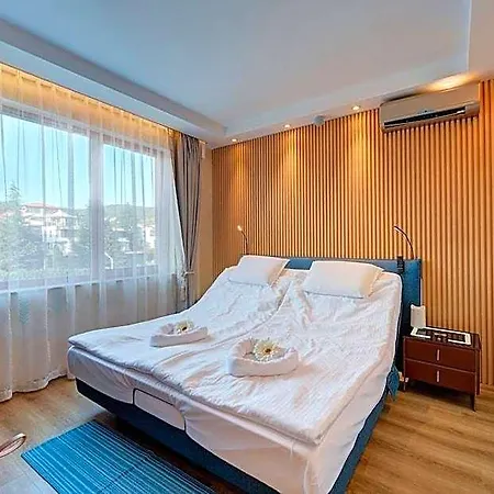 Хотел Marty's Beachfront 5*