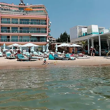 Marty's Beachfront Хотел 5*