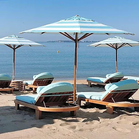 Хотел Marty's Beachfront