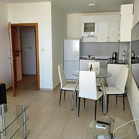 Marty's Beachfront Хотел 5*